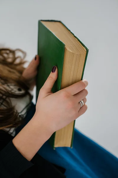 Libro grande en las manos — Foto de Stock