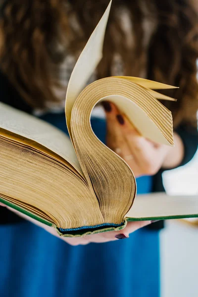 Libro viejo en las manos — Foto de Stock