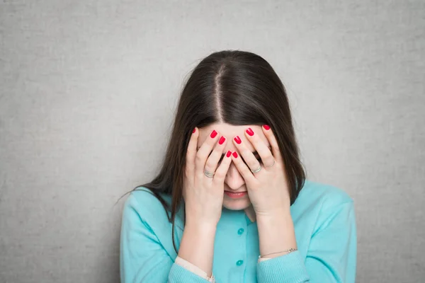 Frau verdeckt ihr Gesicht — Stockfoto