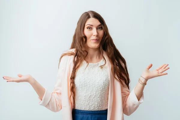 Girl spreads her arms — Stock Photo, Image