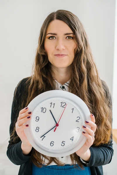 Frau mit großer Uhr — Stockfoto