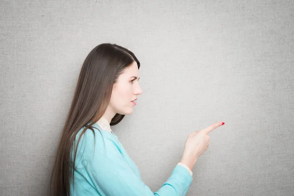 Junge Frau zeigt — Stockfoto