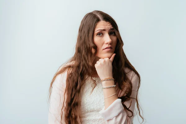 Girl props her chin — Stock Photo, Image