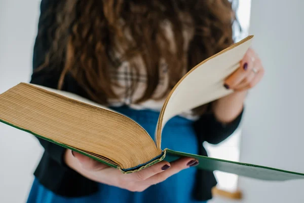 Vecchio libro in mano — Foto Stock