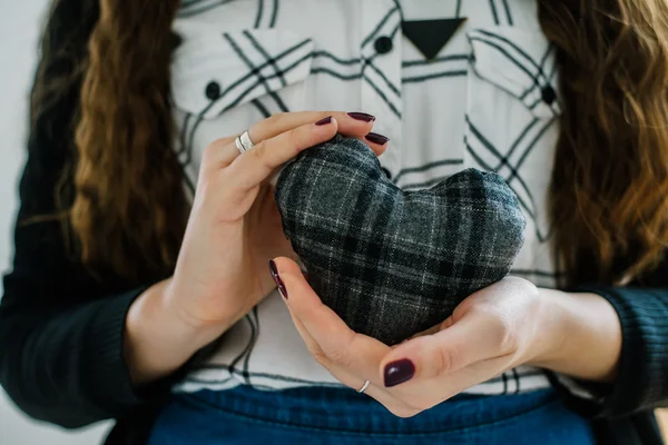 Leksak hjärtat i händer — Stockfoto