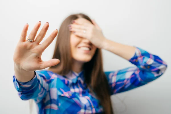 Mujer cubriendo su cara — Foto de Stock