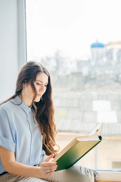 Libro de lectura mujer — Foto de Stock