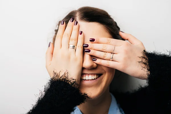 Girl closes eyes — Stock Photo, Image