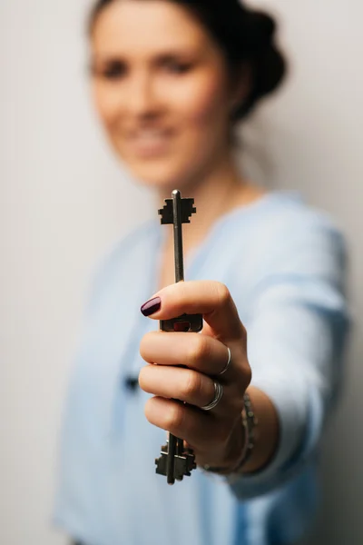 Kız holding anahtar — Stok fotoğraf
