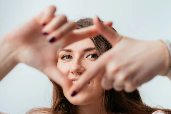 Chica hace un marco —  Fotos de Stock