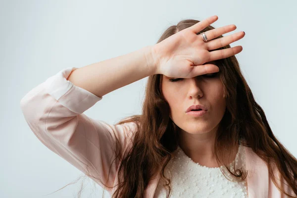 Bonita chica tiene dolor de cabeza — Foto de Stock