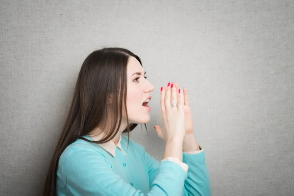 Une femme appelle quelqu'un — Photo