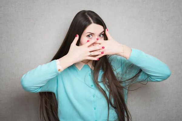 Ragazza copre la bocca con le mani — Foto Stock