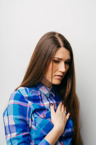 Vrouw met hand op de borst — Stockfoto