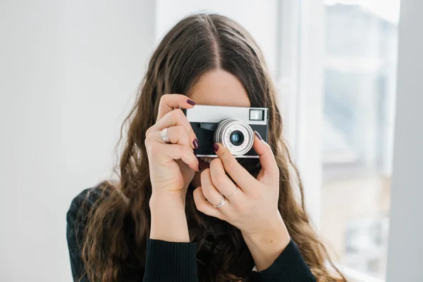 ผู้หญิงที่มีกล้องย้อนหลัง — ภาพถ่ายสต็อก