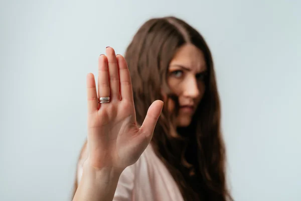 Chica muestra stop gesto — Foto de Stock