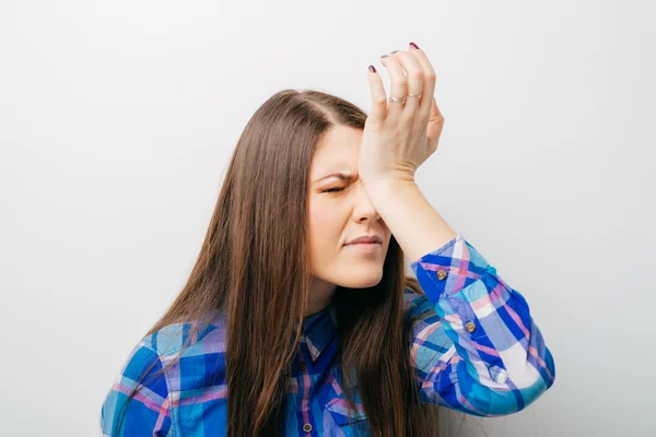 Chica golpea su mano en la cabeza — Foto de Stock