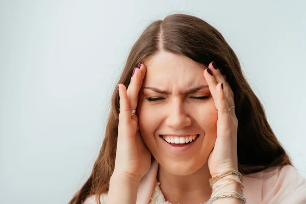 Mädchen hat Schmerzen in Schläfen — Stockfoto