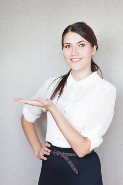 Kız bir şey gösterir