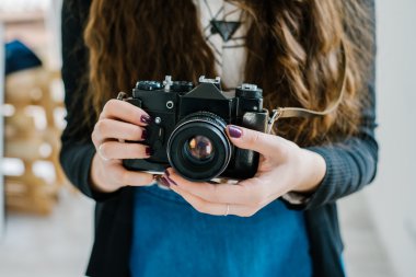 elinde eski fotoğraf makinesi