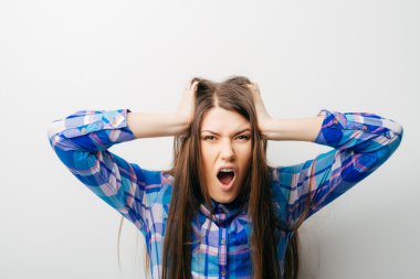 içinde çaresiz çığlık atan kız