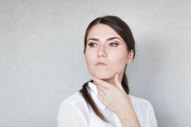 Genç kadın düşünüyor.