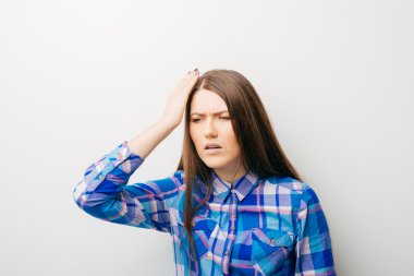 Baş ağrısı olan genç bir kadın.