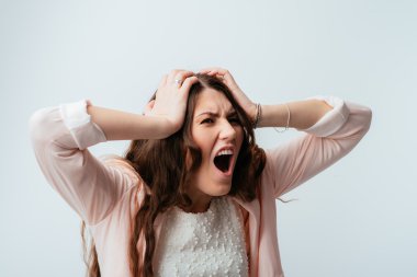 Kız birine bağırıyor.