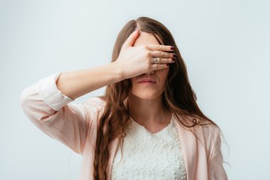 Kız gözlerini kapar.