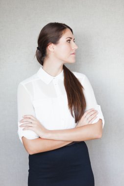 Genç kadın başka tarafa bakıyor. 