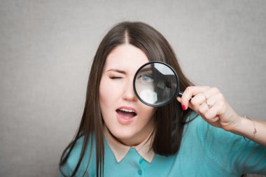 Büyüteçli kadın..