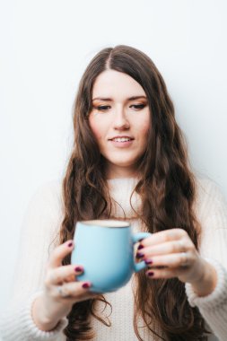 Kız holding mavi Kupası