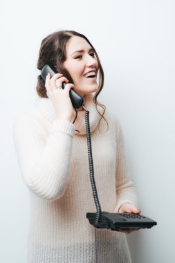 office telefonda konuşurken kız 