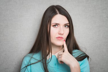 Genç kadın düşünüyor. 