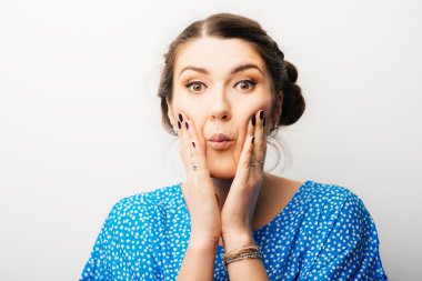 kadın elle yanaklarda