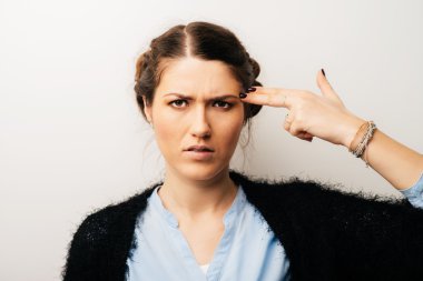 kadın gösteren intihar jest