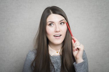 Genç kadın düşünüyor.