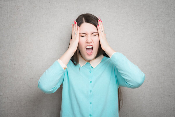 Шокированная молодая женщина