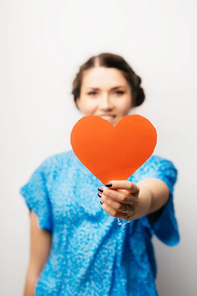 Flicka håller papper hjärta — Stockfoto