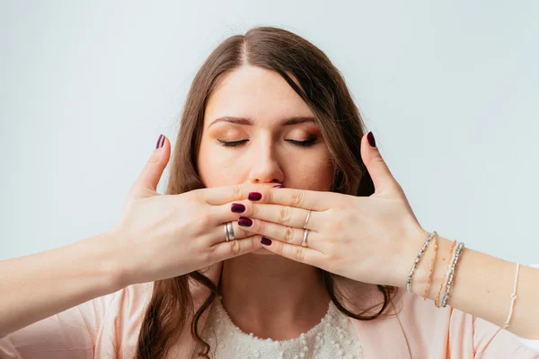 Gadis menutupi mulutnya dengan tangan — Stok Foto