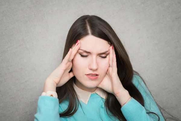 Młoda kobieta ma ból głowy. — Zdjęcie stockowe