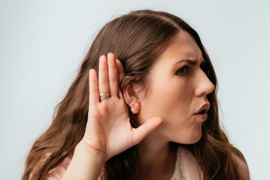 genç kadın kulak misafiri olur 