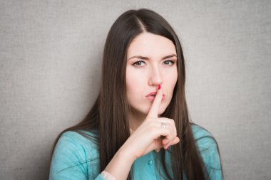 sessizlik jest gösterilen kadın