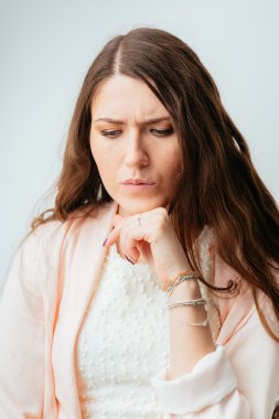 Genç kadın düşünüyor.