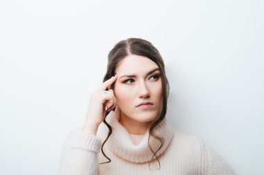 Genç kadın düşünüyor.