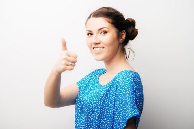 kadın parmağını gösterilen