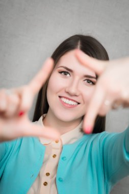 kadın lgesturing parmak çerçeve 