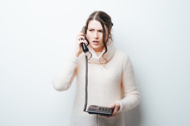 office telefonda konuşurken kız 