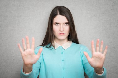 Kız dur jest gösterir