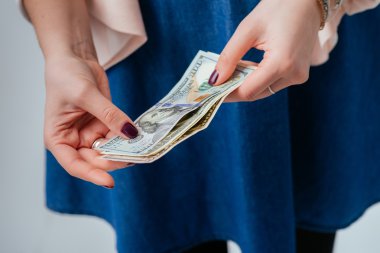 Doları banknot kızla
